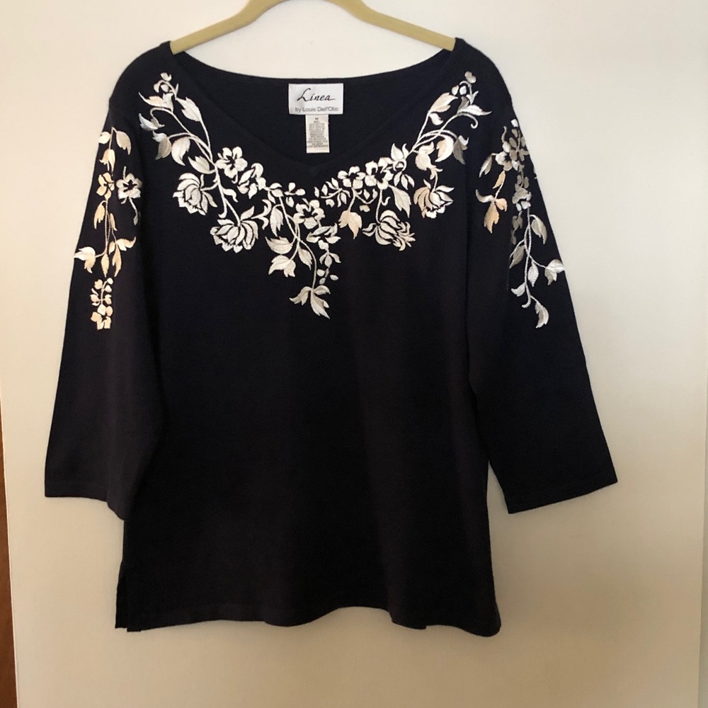 Linea by Louis Dell’Olio Embroidered
V-Neck Pullover Sweater  Medium – EC